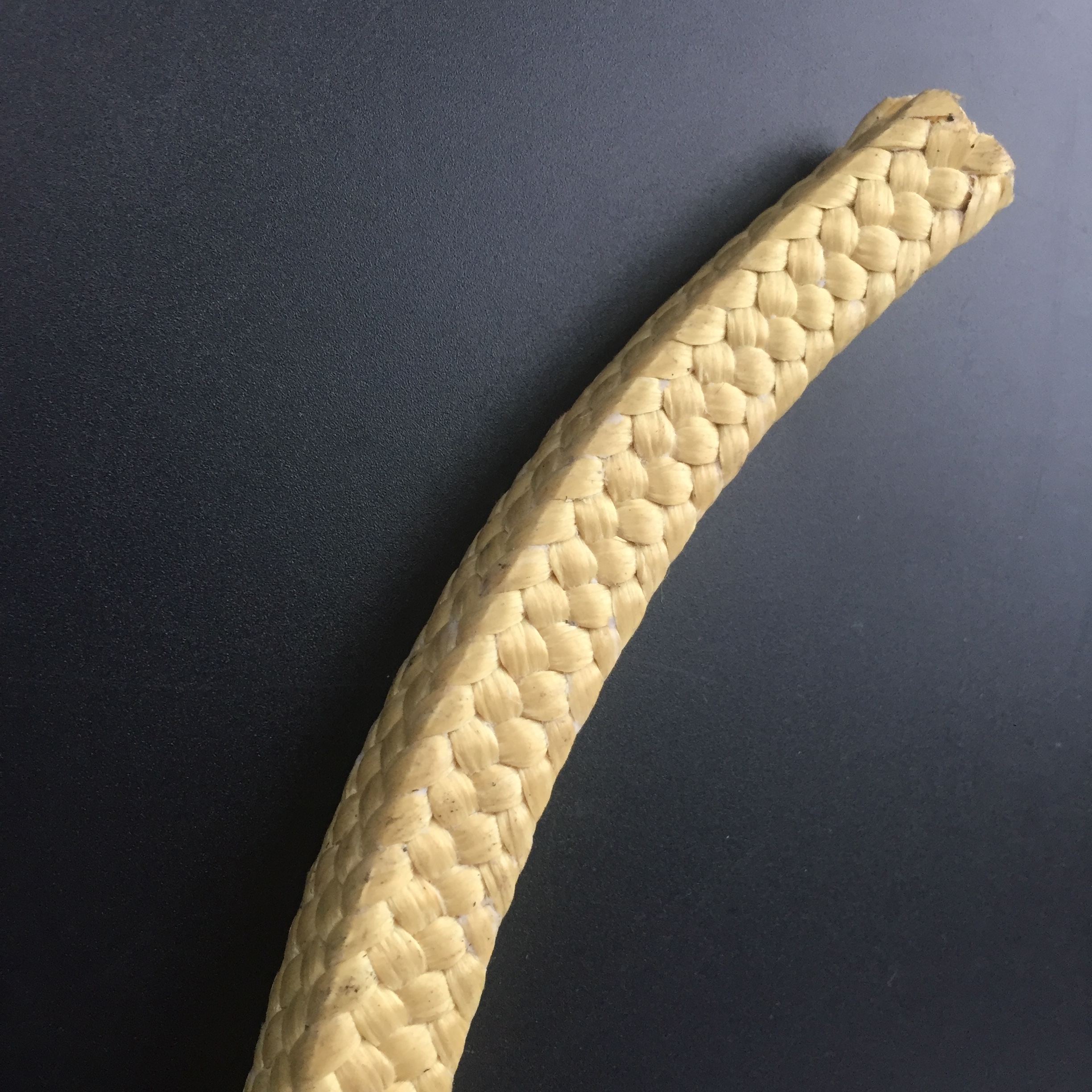 Apakah ciri -ciri pembungkusan serat aramid?